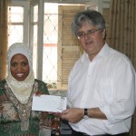 Formaður FÍP, Sveinn Rúnar Hauksson læknir afhendir Naimu Rawagh forstöðukonu fyrsta framlagið í Maríusjóðinn, 5000 bandaríkjadali.