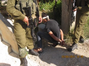 Hassan Mohammed, 17 ára gamall Palestínumaður, handtekinn af Ísraelsher í bænum Madaama á Vesturbakkanum. „Eftir að ísraelskir landnemar kveiktu í akri bæjarbúa réðust hermenn inn í þorpið og handtóku Hassan. Engin veit afhverju hann var sigtaður út. Vitni segja að hermennirnir hafi komið að hópi af krökkum og tekið hann af handahófi,“ segir Agnes Ósk sjálfboðaliði.